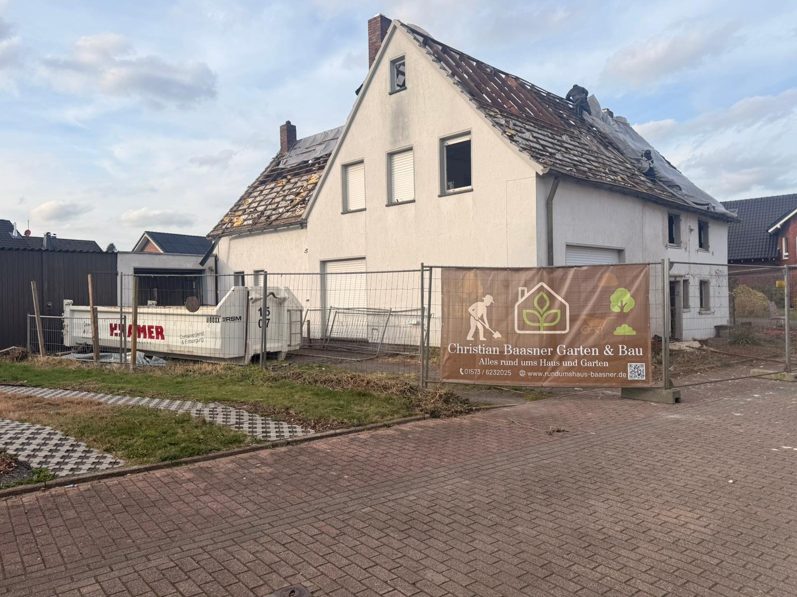 Rückbau eines Bestandsgebäudes mit Bagger